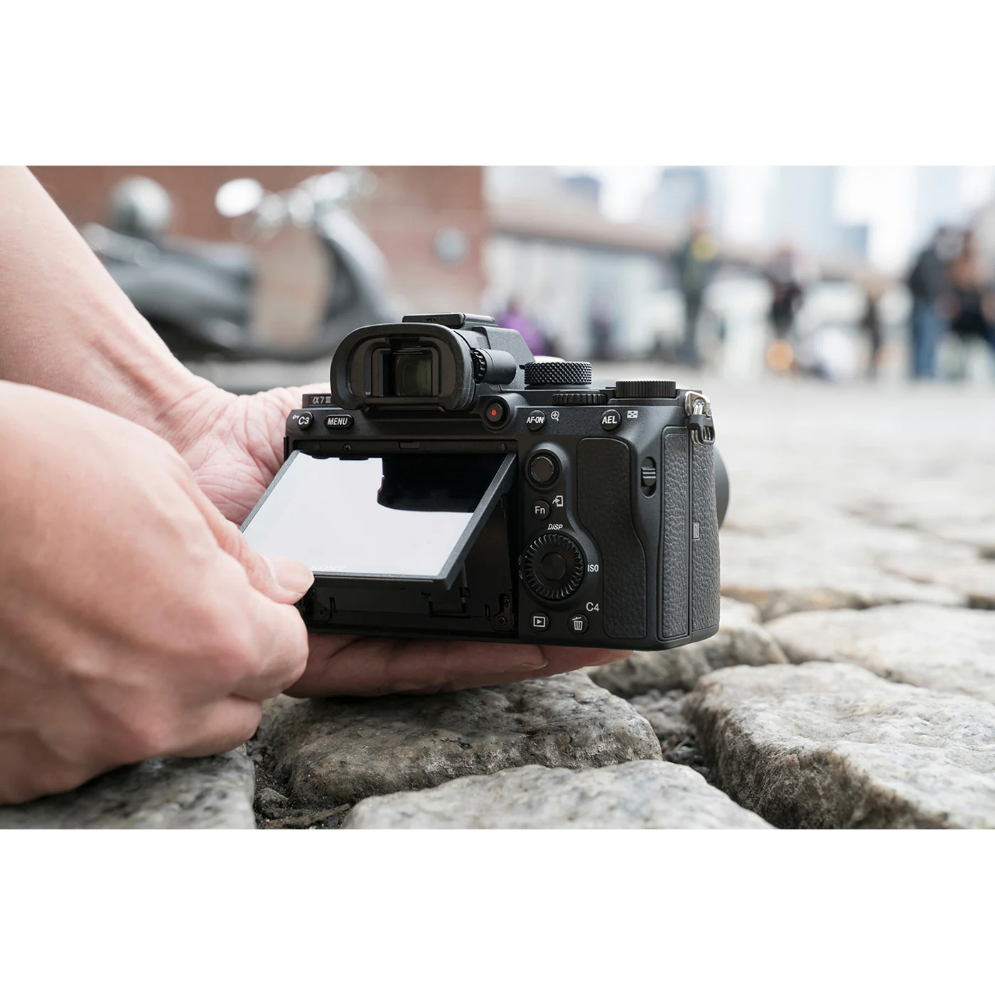 Sony Alpha 7 III with 35 mm Full-Frame Image Sensor (ILCE-7M3K) | 24.2 MP Mirrorless Camera, 10FPS, 4K/30p, with 28 - 70mm Zoom Lens - Image 5